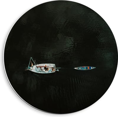 Forex Wandcirkel - Twee Bootjes op het Water - 40x40cm Foto op Wandcirkel (met ophangsysteem)
