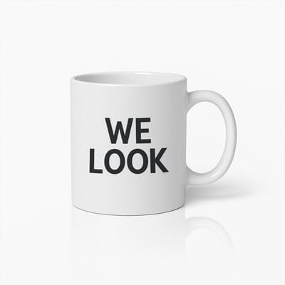 Koffiemok 330ml – We Look – Minimalistische Typografie Beker – Modern Grappig Cadeau voor Vrienden & Collega’s