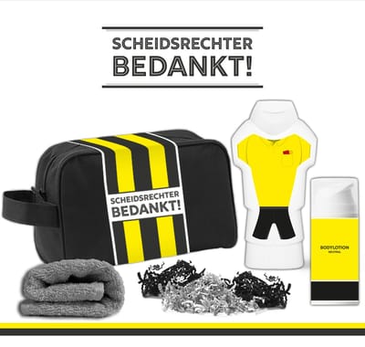 Geschenkset "Scheidsrechter bedankt!" - 450 gram - Triomf Cosmetica | Toilettas Cadeau Showergel Sport Voetbal Cadeautje Scheidsrechters Douchegel Gift Set Bedankje Week van de Scheids Scheidsbedankt Toernooi Rode Gele kaart Giftset Shirt Geel