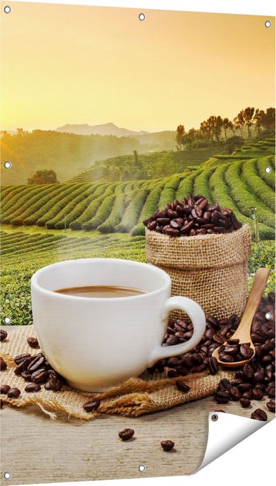 Gards Tuinposter Kopje Koffie op een Plantage Achtergrond6 - 80x120 cm - Tuindoek - Tuindecoratie - Wanddecoratie buiten - Tuinschilderij