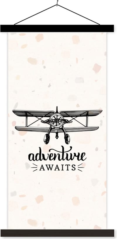 Posterhanger incl. Poster 40x80 cm - Schoolplaat - Spreuken - Quotes - Adventure awaits - Vliegen - Textielposter - Zwarte latten