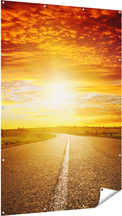 Gards Tuinposter Zonsondergang Over de Weg met een Rode Lucht - 120x180 cm - Tuindoek - Tuindecoratie - Wanddecoratie buiten - Tuinschilderij