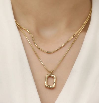 Trendy Gelaagde Ketting Set – 2-laags RVS Gouden Kettingen met Abstracte Hanger – Verstelbare Stainless Steel Sieraden voor Dames
