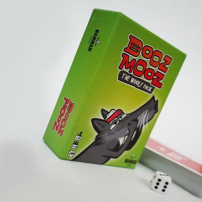 Booz Mooz, Woolf Pack is een social party kaart spel. Speel het spel met vrienden, familie, studenten op vakantie of thuis of café. Voor je het weet, zit je midden in een wereld van keuzes, snelheid, alertheid en vooral veel plezier! Tweetalig E&NL.
