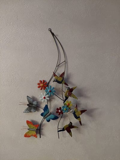 Floz Design metalen muurdecoratie tak - wanddecoratie 3D - tak met vogels, vlinders en bloemen - heldere natuurlijke kleuren - 50x32 cm - fairtrade