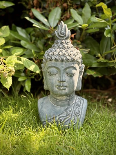 Boeddha buste groot 33 cm hoog - cement - betonsteen - beeld - tuinbeeld - hoogkwalitatief materiaal - decoratiefiguur - interieur - accessoire - voor binnen - voor buiten - cadeau - geschenk - verjaardag - nieuwjaar - kerst - relatiegeschenk