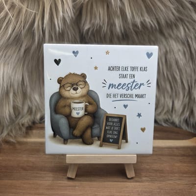Wenstegeltje "Achter elke toffe klas staat een meester die het verschil maakt" – Woondecoratie – Spreuktegel – Trendy nu – Afscheid school, Meester – Decoratie – Zomaar – Decoratief Tegeltje met Standaard – Cadeau Idee