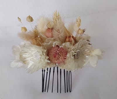 Modern en romatische bruidshaarkam, boho haaraccessoire met gedroogde en gestabiliseerde natuurlijke bloemen, voor boho bruiloft en feestelijke gelegenheid/ bruidsspeld