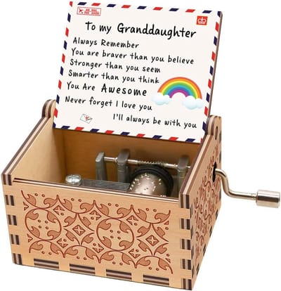 Muziekdoos Kleindochter - Cadeau Oma - Warme Herinnering - Met Inspirerende Tekst - 10 x 6.3 x 4.9 cm