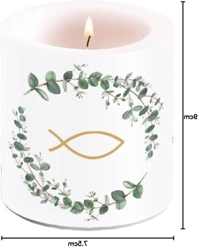 Kaars Communie & Bevestiging Vis in krans vol bladeren wit als tafeldecoratie. Motiefkaars rond klein voor de gedekte tafel Ø7,5 x 9cm
