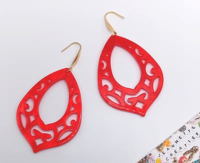 Jeannette-Creatief® - Resin - Resin Oorbellen Chili Red Barok Druppel Groot - Grote Rode Oorbellen - Felrode Oorbellen - Oorbellen - Rode Oorbellen - Gouden RVS Oorbelhaakjes - Oorbellen - Filigraan Oorbellen - Sieraden - Valentijn - Moederdag