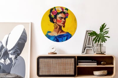 WallCircle - Wandcirkel - Muurcirkel - Frida Kahlo - Vrouw - Geel - Blauw - Bloemen - Aluminium - Dibond - 60x60 cm - Binnen en Buiten