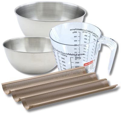 Bakkerijset met geperforeerde bakvorm voor 3 stokbroden 38,5 x 24,6 cm van staal, 2 mengkommen, maatbeker en spatel Zenker