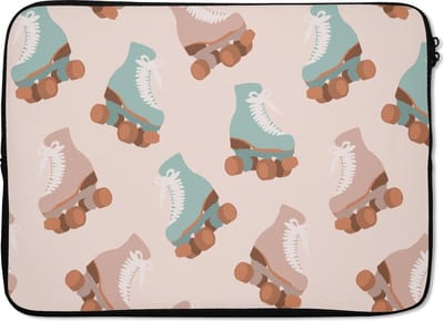 Laptophoes 13 inch - Zomer - Rolschaatsen - Roze - Laptop sleeve - Binnenmaat 32x22,5 cm - Zwarte achterkant