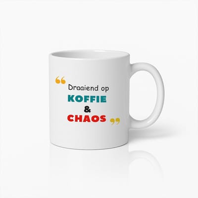 Koffie & Chaos Mok – Grappige Quote Beker met Kleurrijke Tekst – Perfect Voor Thuis of op Kantoor