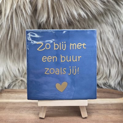 Robuust wenstegeltje – Zo Blij met een buur zoals Jij – Robuust 10x10 cm – Spreuktegel – Cadeau voor buren – Trendy nu – Zomaar – Vriendschap – Decoratief Tegeltje met Standaard – Cadeau Idee
