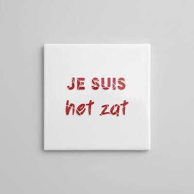 Grappige Quote Keramische Tegel “Je Suis Het Zat” – Stoere Rode Tekst Statement Wanddecoratie – Decoratieve Tegel 15 × 15 cm