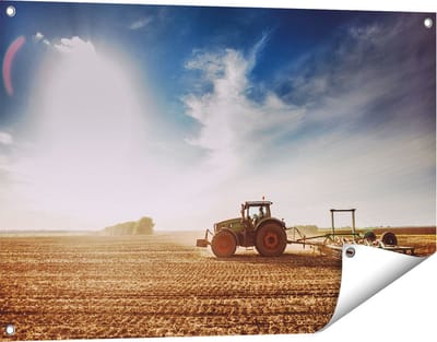 Gards Tuinposter Tractor op het Veld - Trekker - 90x60 cm - Tuindoek - Tuindecoratie - Wanddecoratie buiten - Tuinschilderij