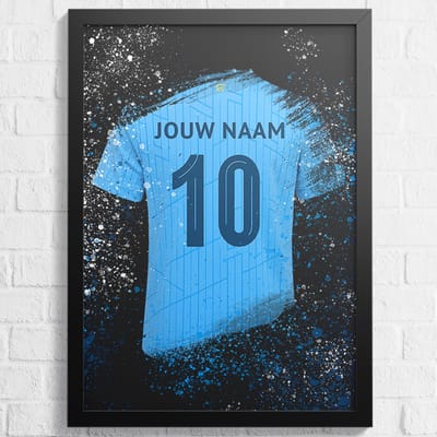 City Voetbal Poster - Gepersonaliseerd met jouw naam - Voetbal Shirt Poster - A2+ Formaat 43,2 x 61 cm - Een uniek voetbal cadeau