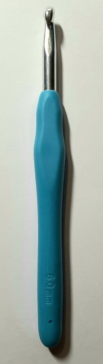 Haaknaald. blauw of roze . afm 6. L: 13.3 cm. 1 stuk