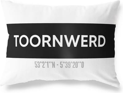 Tuinkussen TOORNWERD - GRONINGEN met coördinaten - Buitenkussen - Bootkussen - Weerbestendig - Jouw Plaats - Studio216 - Modern - Zwart-Wit - 50x30cm