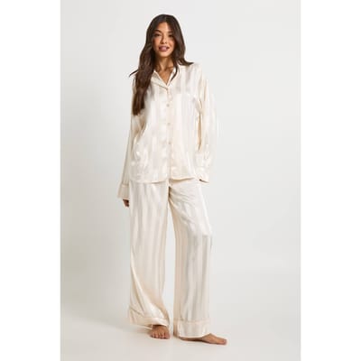 boohoo Dames Jacquard Satijn Oversized Lange Mouw Shirt & Broek Pyjama Set | Champagne | Maat: 16