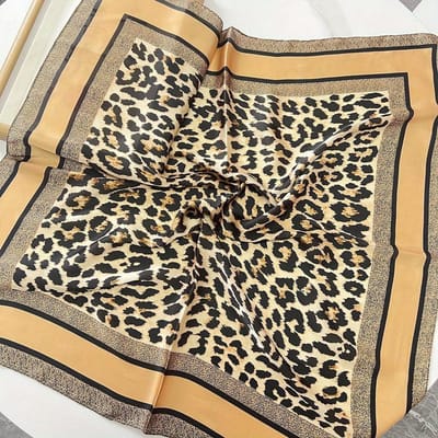 1 stuks 70 cm Luipaardprint Sjaal Voor Vrouwen Imitatie Zijde Luxe Hoofddoek Veelzijdige Tas En Kleding Decoratie Vierkante Sjaal beige
