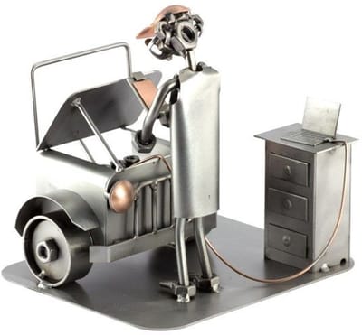 Metalen beeldje - Automonteur - Automonteur met computer - Moerenbeeldje - By Rawa