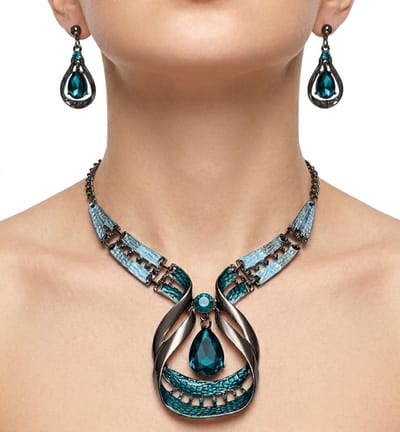 Zilverkleurige ketting voor dames met hanger in turquoise druppel design inclusief oorbellen