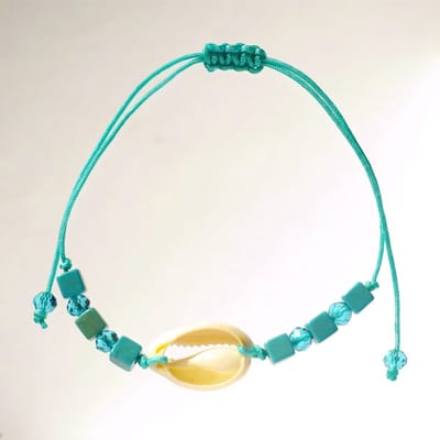 Blauw armbandje met kauri schelp en blauwe kralen