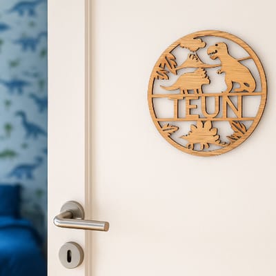 Gepersonaliseerd houten naambordje met dinosaurus design - jouw eigen gekozen naam - op maat gemaakt - design dinosaurus - gepersonaliseerd - 16 cm lang, 16 cm breed - perfect voor de kinderkamer - leuk als kraamcadeau