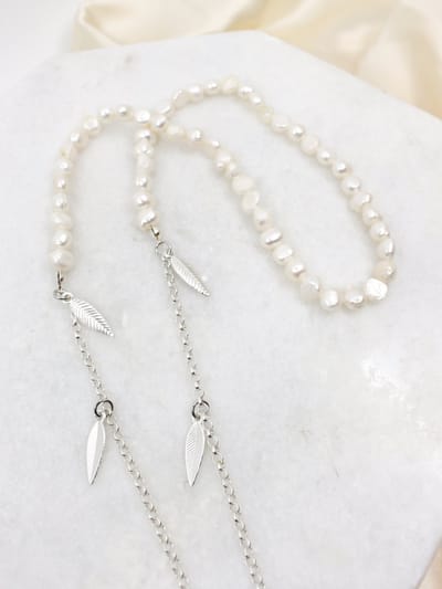 Zonnebrilkoord - Zilver Witte Parels ketting - Met zilveren veren - Brillenkoordje Zilver/Wit | Sunny Cords