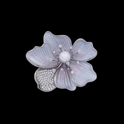 Victoria Valenza Zilverkleurige Sakura Bloem Broche met Imitatieparel, Zirkonia en Emaille - Broche - Zilverkleurig - Sakura bloem broche - Zirkonia