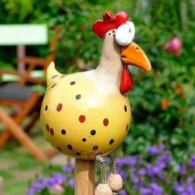 Tuinhek Kunst Decoratie, Kipbeeld met Grote Ogen, Houten Paal Sculptuur van Kip met Lange Poten, Hars Ambachtelijk Ornament geel