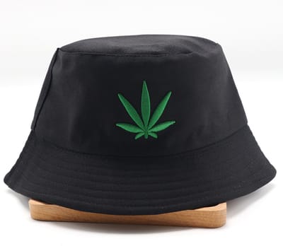 Zonnehoedje met cannabisplant - Bucket hat - Vissershoedje - Cannabisplant - Zwart - Unisex - CHPN