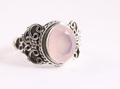 Bewerkte zilveren ring met rozenkwarts - maat 15.5