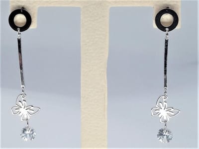 Oor stekkers chirurgisch staal open ring hanger staafje en eronder een vlinder en 1 kristal van ø4mm