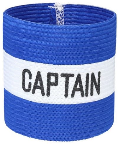 Blauwe aanvoerdersband voetbal heren dames elastische verstelbare armband met captain opdruk en witte band polyester sportaccessoire geschikt voor wedstrijden en trainingen