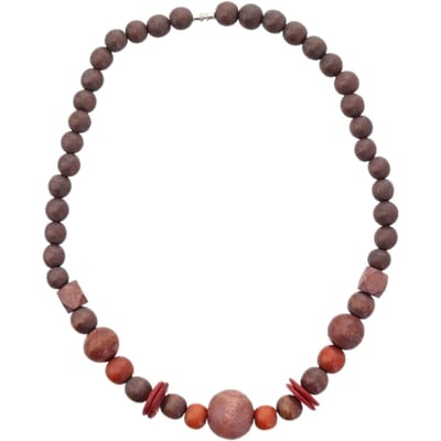 Behave – ketting met houten kralen en rood accent – bold stijl
