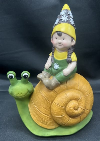 Decoratief polyresin dier "meisje op slak - meerkleurig + groen/bruin - hoogte 16x13x9 cm - Woonaccessoires - Decoratieve beeldjes
