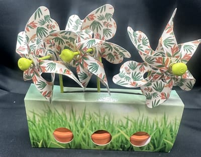 Set van 3 decoratieve windmolentjes in pot - kunststof+houten steker "wit + groen/oranje blaadjes"- meerkleurig + oranje potjes- dia 9 cm x hoogte 16 cm - Tuinaccessoires - tuinstekers