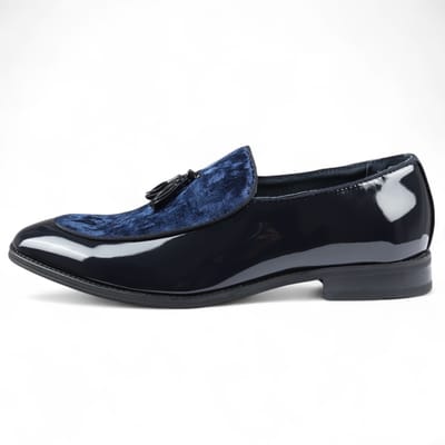Herenschoenen in marineblauw met fluwelen kwastjes en formele lakschoenen