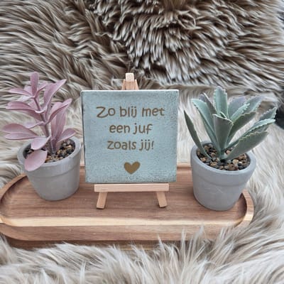Robuust Wenstegeltje – Zo Blij met een Juf Zoals Jij – 10 X 10cm – Juffen bedankje – Einde schooljaar – Afscheid juf – Juf Cadeau – Trendy – Afscheid – Bedankje – Zomaar – Verjaardag – Decoratief Tegeltje met Standaard – Cadeau Idee