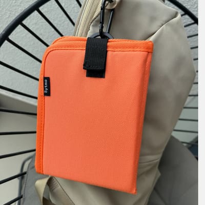 Opvouwbaar zitmatje | Leuk zomercadeau voor buiten, reizen & festivals| Kampeerkussen | Reiskussen | Picknick, wandelen, strand, Koningsdag | Oranje | Waterdicht 600D Oxford met XPE-schuim | Lichtgewicht & draagbaar | Met karabijnhaak