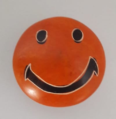 Nog meer sfeer in uw woonomgeving met deze prachtig handgemaakte smiley! Een bijzondere smiley gemaakt van speksteen, een zachte natuursteen. Vind een gezellig plekje in je huis, serre/tuinkamer of in de werkkamer. Voor uzelf of Bestel Een Kado.