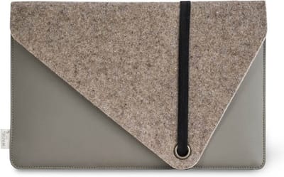 Laptophoes 15 inch / 15.6 inch - Taupe - Met documentvak - Duurzaam - Wolvilt en appelleer - MARO | Made out of