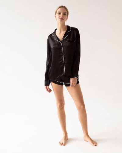 Dames pyjama Charlotte-satijn-lange mouwen & korte broek-contrasterende details-zwart-maat-M