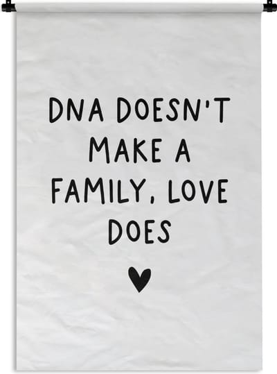 Wandkleed - Wanddoek - Engelse quote "DNA doesn't make a family, love does" met een hartje op een witte achtergrond - 120x180 cm - Wandtapijt