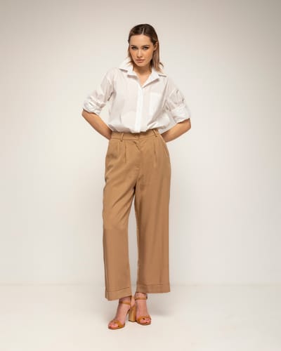 Rechte tencel pantalon met plooien, omslag aan de onderkant, zakken en een gerimpelde achterkant