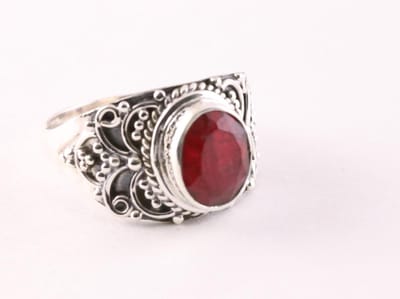 Bewerkte zilveren ring met robijn - maat 16